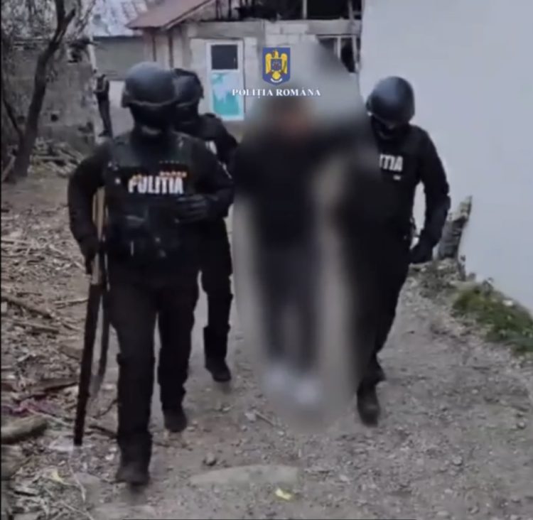 Video-Bănuiți de tâlhărie calificată, identificați cu operativitate de polițiști si plasați sub măsura arestului preventiv pentru 30 de zile
