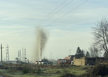 Video-Intervenție de urgență în Doicești după refularea unui puț: Echipajele monitorizează concentrațiile de gaz metan