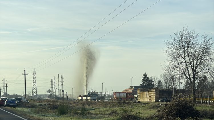 Video-Intervenție de urgență în Doicești după refularea unui puț: Echipajele monitorizează concentrațiile de gaz metan