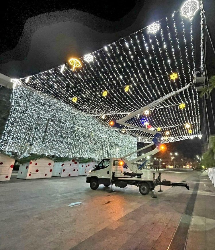 Seara de Moș Nicolae dă startul sărbătorilor în Târgoviște: Iluminat festiv, Orășelul lui Moș Crăciun și spectacole magice