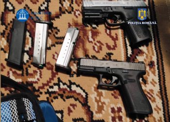 Percheziții la Găești: Arme letale și bunuri suspecte descoperite într-un dosar de înșelăciune și mărturie mincinoasă