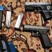 Percheziții la Găești: Arme letale și bunuri suspecte descoperite într-un dosar de înșelăciune și mărturie mincinoasă