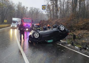 Accident rutier pe DN 72, în Dragodana: Tânăr de 22 de ani, rănit după ce s-a răsturnat cu autoturismul