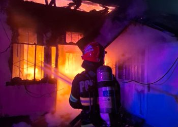 Incendiu devastator în Sălcioara: O locuință distrusă și o persoană transportată la spital