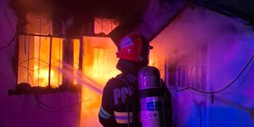 Incendiu devastator în Sălcioara: O locuință distrusă și o persoană transportată la spital