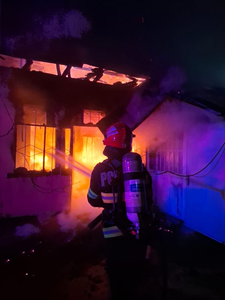 Incendiu devastator în Sălcioara: O locuință distrusă și o persoană transportată la spital