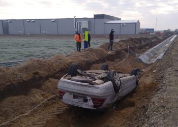 Accident în Lungulețu: Autoturism răsturnat, o persoană transportată la spital