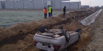 Accident în Lungulețu: Autoturism răsturnat, o persoană transportată la spital