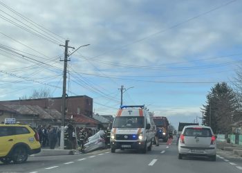 Accident Rutier în Lazuri: Un Șofer Rănit După Ce a Intrat cu Mașina într-un Cap de Pod