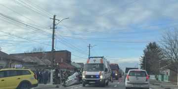 Accident Rutier în Lazuri: Un Șofer Rănit După Ce a Intrat cu Mașina într-un Cap de Pod