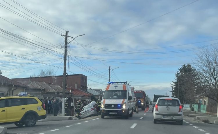 Accident Rutier în Lazuri: Un Șofer Rănit După Ce a Intrat cu Mașina într-un Cap de Pod