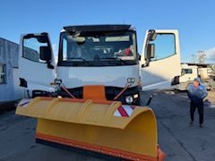 Consiliul Județean Dâmbovița Sprijină Modernizarea: O Nouă Autobasculantă Intră în Dotarea Direcției de Lucrări, Drumuri și Poduri Dâmbovița