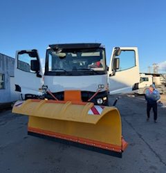Consiliul Județean Dâmbovița Sprijină Modernizarea: O Nouă Autobasculantă Intră în Dotarea Direcției de Lucrări, Drumuri și Poduri Dâmbovița