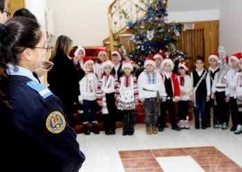 Peste 100 de copii i-au colindat pe jandarmii dâmbovițeni