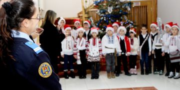 Peste 100 de copii i-au colindat pe jandarmii dâmbovițeni