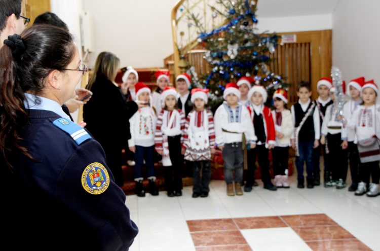 Peste 100 de copii i-au colindat pe jandarmii dâmbovițeni