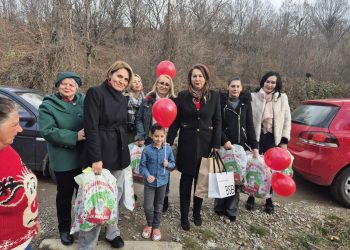 (Foto) Deputatul Carmen Holban și OFSD Moreni, mesagerii lui Moș Crăciun pentru copiii din comunitate
