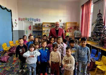 (Foto) „Bucuria de a Dărui” la Butimanu: primarul Gabriel Dragnea aduce zâmbete copiilor de sărbători!