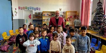 (Foto) „Bucuria de a Dărui” la Butimanu: primarul Gabriel Dragnea aduce zâmbete copiilor de sărbători!