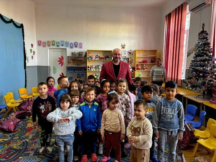 (Foto) „Bucuria de a Dărui” la Butimanu: primarul Gabriel Dragnea aduce zâmbete copiilor de sărbători!