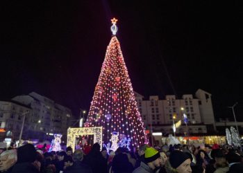 (Video)Târgoviște Își Aprinde Spiritul de Sărbătoare: Startul Magiei de Crăciun!