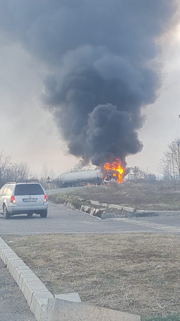 (Video) Accident Rutier Grav pe DN 72, în Afara Localității Săcuieni: Două Autocisterne Implicate, Trafic Blocat