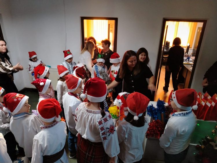 (Foto)Primăria Comunei Sălcioara: Mulțumiri Copiilor pentru Păstrarea Tradițiilor de Sărbători