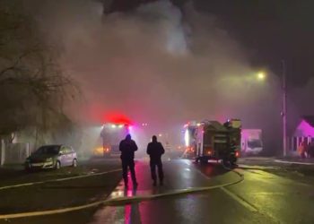 Incendiu devastator în Crevedia! Flăcări uriașe și degajări masive de fum – mesaj RO-ALERT emis!