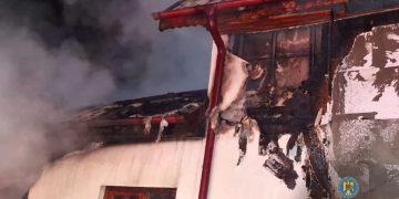 Incendiu devastator în Văleni-Dâmbovița: casă cuprinsă de flăcări pe timp de noapte!