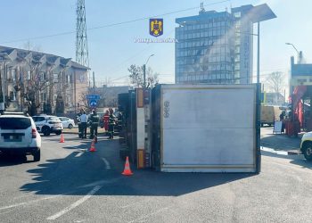 TIR RĂSTURNAT PE ȘOSEAUA GĂEȘTI! TRAFICUL, DAT PESTE CAP ÎN TÂRGOVIȘTE!