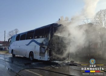 (Foto) AUTOBUZ ÎN FLĂCĂRI PE DN7, ÎN TITU! CĂLĂTORII S-AU AUTOEVACUAT, INTERVENȚIE DE URGENȚĂ A POMPIERILOR!