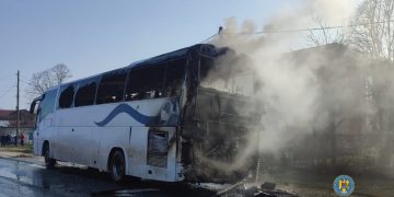 (Foto) AUTOBUZ ÎN FLĂCĂRI PE DN7, ÎN TITU! CĂLĂTORII S-AU AUTOEVACUAT, INTERVENȚIE DE URGENȚĂ A POMPIERILOR!