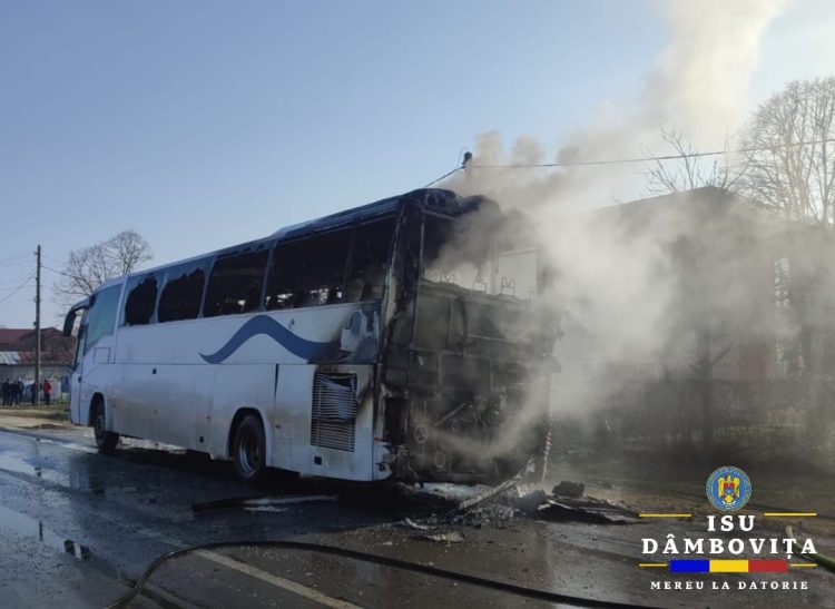 (Foto) AUTOBUZ ÎN FLĂCĂRI PE DN7, ÎN TITU! CĂLĂTORII S-AU AUTOEVACUAT, INTERVENȚIE DE URGENȚĂ A POMPIERILOR!