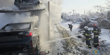 Incendiu devastator pe DN 72! Un autotren cu 7 mașini în flăcări, trafic blocat!