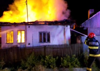 Tragedie în Pucioasa, cartier Glodeni: Casă mistuită de flăcări, un bărbat găsit carbonizat!