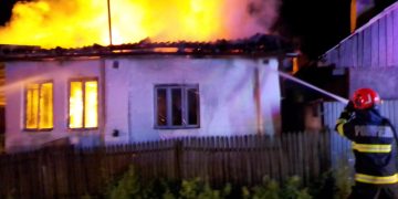 Tragedie în Pucioasa, cartier Glodeni: Casă mistuită de flăcări, un bărbat găsit carbonizat!