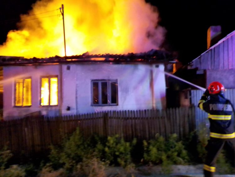 Tragedie în Pucioasa, cartier Glodeni: Casă mistuită de flăcări, un bărbat găsit carbonizat!