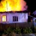 Tragedie în Pucioasa, cartier Glodeni: Casă mistuită de flăcări, un bărbat găsit carbonizat!