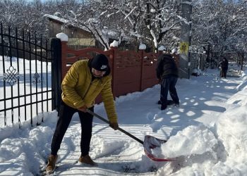 (Foto) Solidaritate în vreme grea! Mobilizare exemplară în Butimanu pentru ajutorarea vârstnicilor și deszăpezirea drumurilor!
