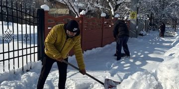 (Foto) Solidaritate în vreme grea! Mobilizare exemplară în Butimanu pentru ajutorarea vârstnicilor și deszăpezirea drumurilor!