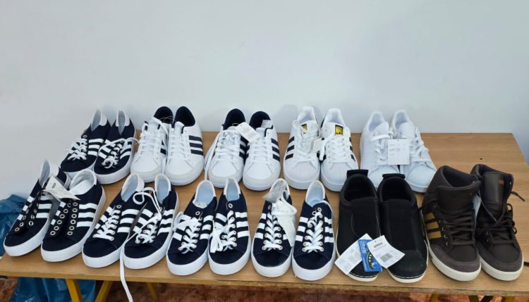 Produse cu denumirea unei mărci de renume, confiscate de jandarmi în Piața Bărăției din municipiul Târgoviște