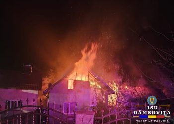 (Video) Incendiu devastator în miez de noapte! Flăcările au mistuit acoperișul unei case din Mănești