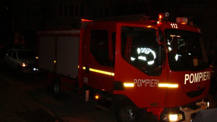 Tragedie în comuna Dobra! Incendiu devastator într-o locuință – un bărbat a fost găsit fără viață
