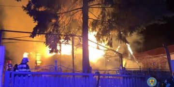 (Foto) Incendiul din Șotânga, sat Teiș, a făcut o victimă: Un bărbat și-a pierdut viața în flăcări!