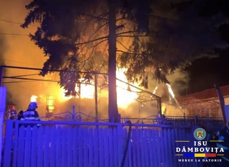 (Foto) Incendiul din Șotânga, sat Teiș, a făcut o victimă: Un bărbat și-a pierdut viața în flăcări!