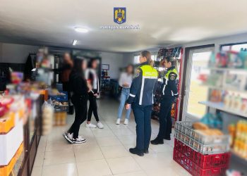 (FOTO) RAZIE DE AMPLOARE ÎN ȘCOLILE DIN DÂMBOVIȚA! Peste 100 de Elevi, Prinși chiulind! Amenzi și Țigări Confiscate!