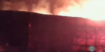 (Video) Incendiu violent la un vagon de tren dezafectat în Titu! Intervenție de urgență a pompierilor!