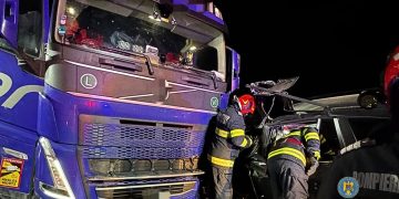 Tragedie pe DN 61! Impact devastator între un TIR și un autoturism – trei persoane rănite grav!