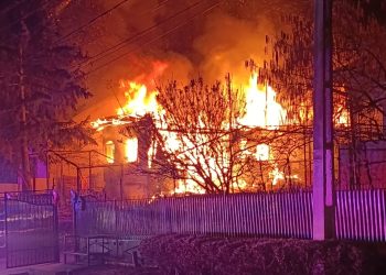 Incendiu devastator în Șotânga! Casă cuprinsă de flăcări pe 150 mp – Intervenție de urgență a pompierilor!