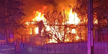 Incendiu devastator în Șotânga! Casă cuprinsă de flăcări pe 150 mp – Intervenție de urgență a pompierilor!